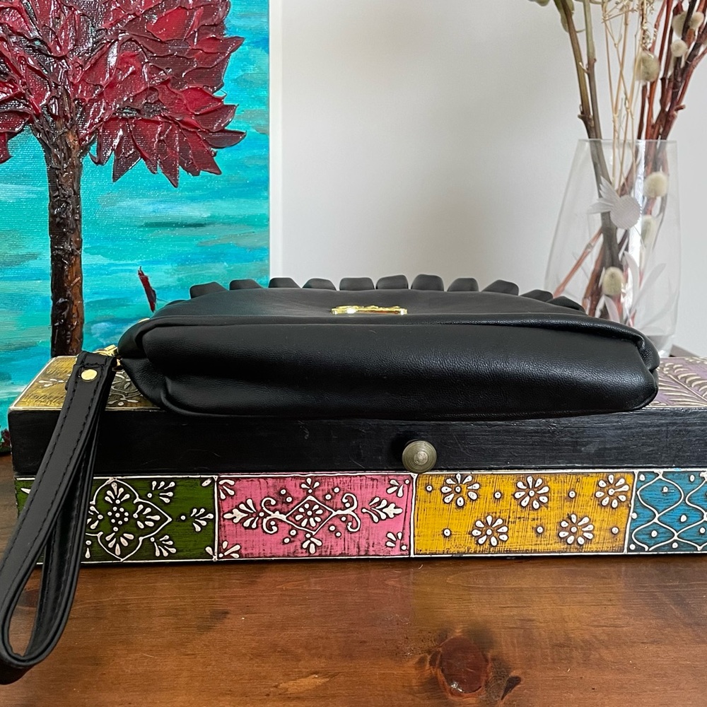 3/25$ 🛒 Ruffled-edge Wrislet Purse - Picture 8 of 11